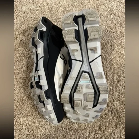 On Running Women’s Black and White Athletic Shoes - Picture 6 of 6